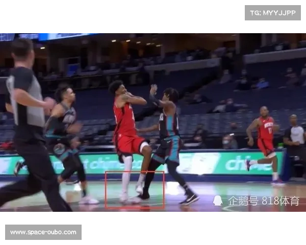 胡金秋崴脚拒下场,忍痛完成拉杆上篮 胡金秋崴脚拒下场,忍痛完成拉杆上篮
