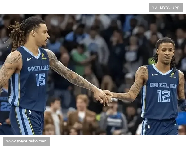 莫兰特随队出征但缺阵，灰熊更衣室矛盾影响赛场表现